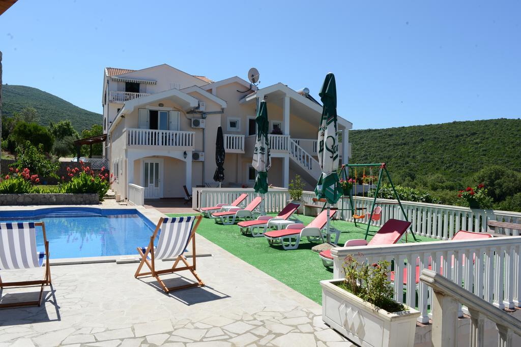 Apartments Vila Lazarevic Tivat Buitenkant foto