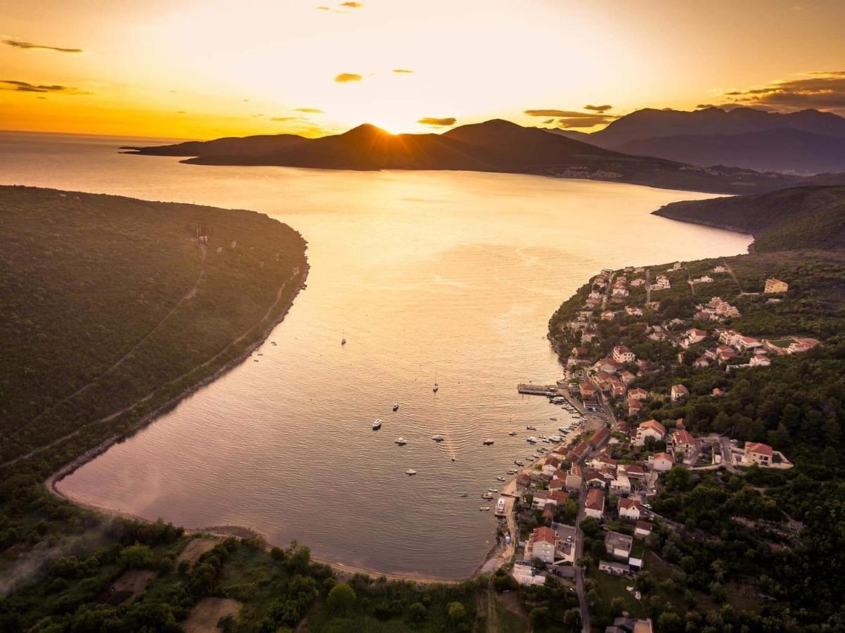 Apartments Vila Lazarevic Tivat Buitenkant foto